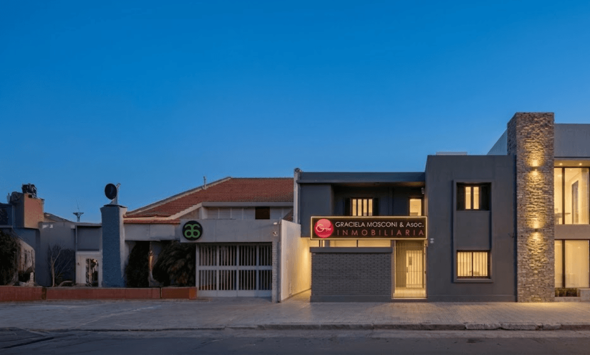 Fachada de Mosconi Inmobiliaria en Salta, al atardecer